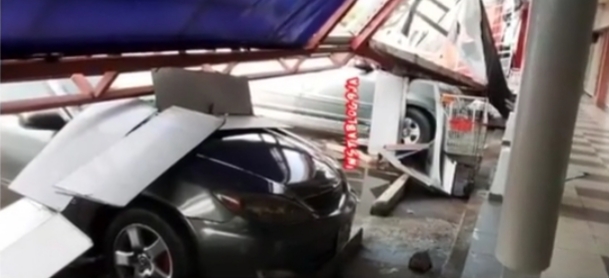 Customers feared trapped as portion of Spar Mall crashes in Calabar, crushes vehicles