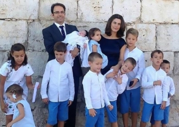 Father reveals his entire family including eleven children have caught Coronavirus