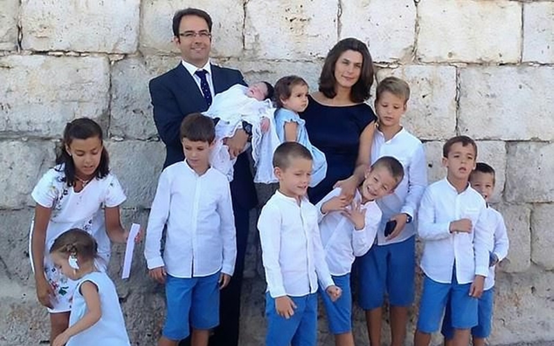 Father reveals his entire family including eleven children have caught Coronavirus