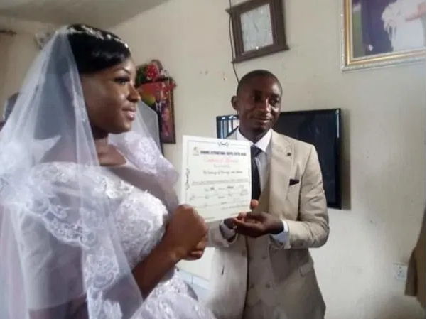 Nigerian couple gets married in living room amidst covid-19 scare