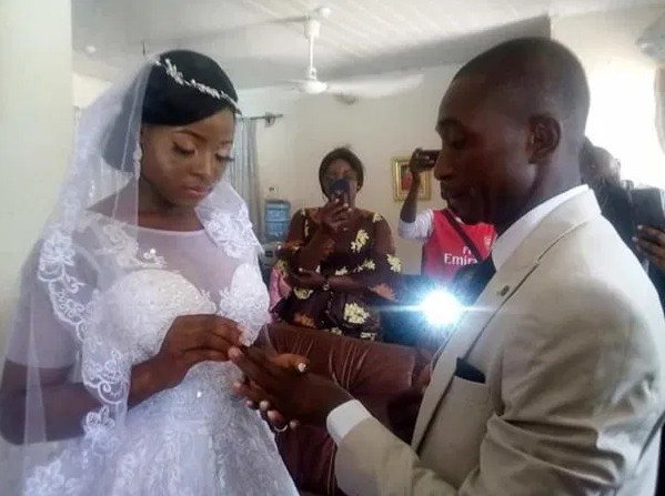 Nigerian couple gets married in living room amidst covid-19 scare