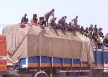 VIDEO: Niger State Govt turns trailer filled with over 50 people back to Lagos amid Coronavirus lockdown