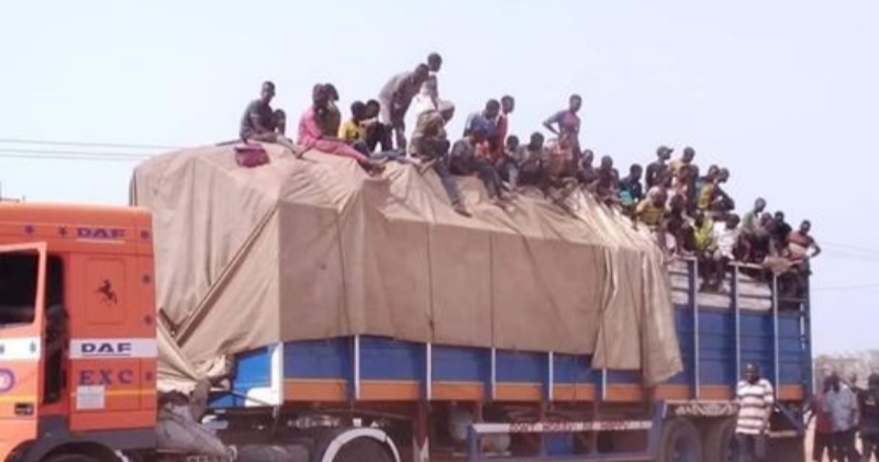 VIDEO: Niger State Govt turns trailer filled with over 50 people back to Lagos amid Coronavirus lockdown
