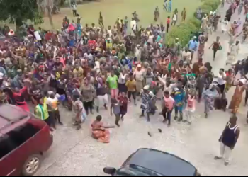 COVID-19 Lockdown: 'We are Hungry', Ogun residents protest storm Govt House, Oba Palace