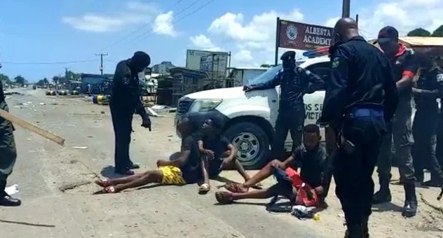 COVID-19: Police Disperse angry youths Protesting over Lockdown in Lagos