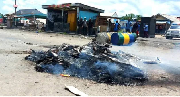 COVID-19: Police Disperse angry youths Protesting over Lockdown in Lagos