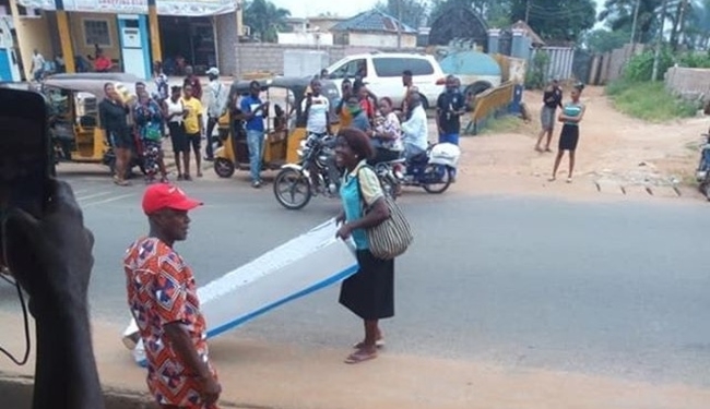 Woman gifts her husband a coffin on Fathers' Day in Anambra State