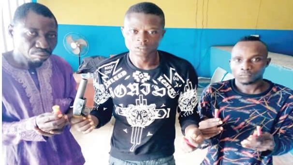 Police arrest two fleeing robbers and their herbalist in Oyo and Osun