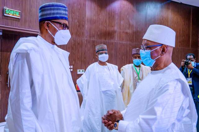 PHOTOS: Buhari Finally Wears Face Mask