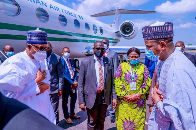 PHOTOS: Buhari Finally Wears Face Mask