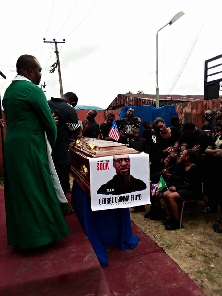 PHOTO: un pasteur nigérian réintègre George Floyd à Mbaise, dans l'État d'Imo