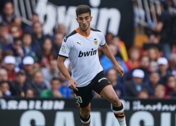 Manchester City set to sign Valencia winger Torres