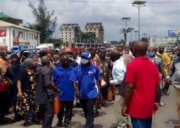 PHOTO: Suspected hoodlums attack protesting pensioners at Imo government house