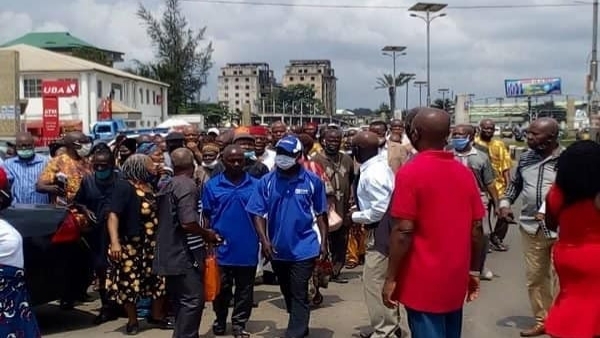 PHOTO: Suspected hoodlums attack protesting pensioners at Imo government house