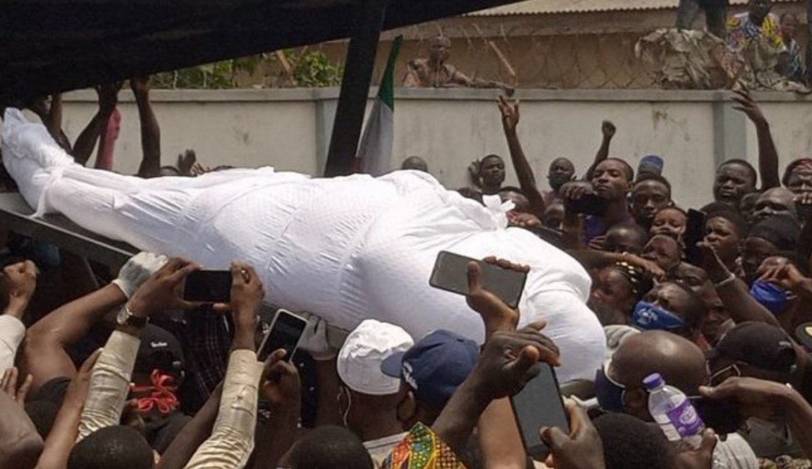 VIDEO: Buruji Kashamu laid to rest as sympathisers defy COVID-19 protocols