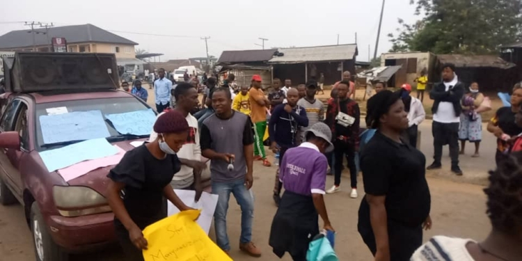 Delta Community Youths Block Kwale/Asaba Expressway