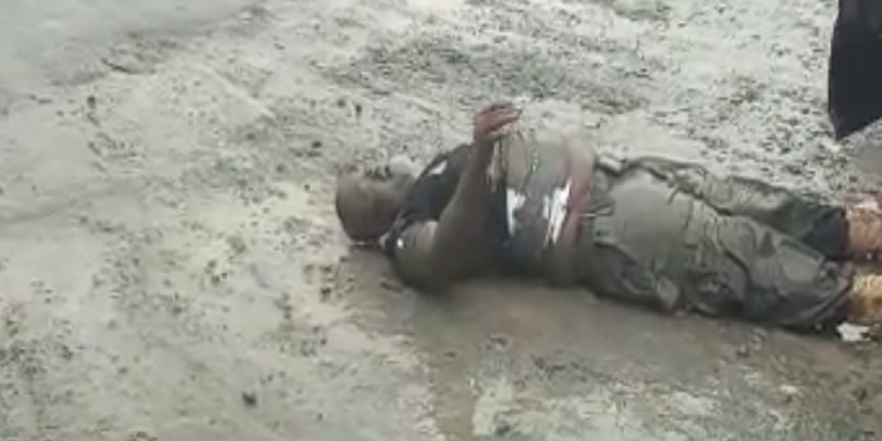 VIDEO: Moment soldiers allegedly beat police inspector, abandon him for death on the road in Port Harcourt