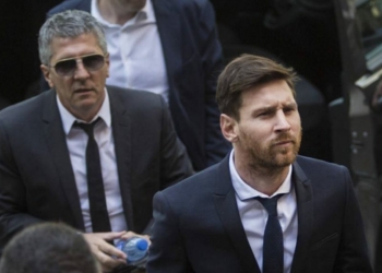 Messi arrives in UK, begins negotiations with Man City
