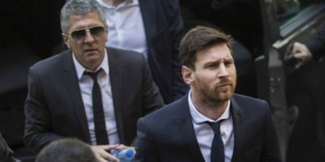 Messi arrives in UK, begins negotiations with Man City