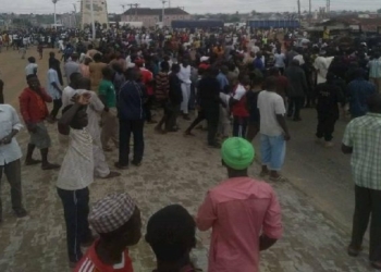 JUST IN: Aggrieved youths block Niger's major road, chase SSG over power supply