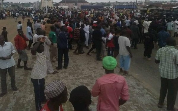 JUST IN: Aggrieved youths block Niger's major road, chase SSG over power supply