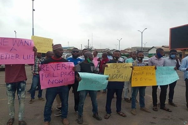 Youths storm Osogbo streets to protest petrol, electricity hike