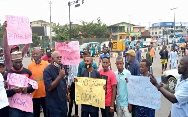 Youths storm Osogbo streets to protest petrol, electricity hike