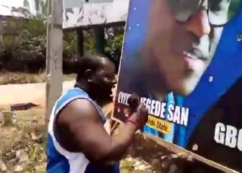 VIDEO: Man lay curses with charms for those planning to tear Ondo PDP guber candidate's banner