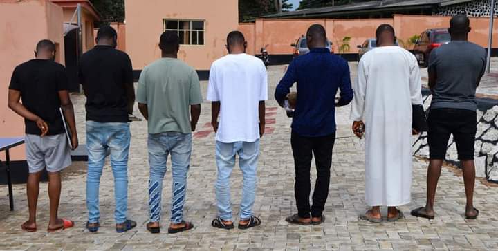 EFCC arrests brothers, three others for alleged internet fraud in Ibadan, recovers 4 cars, laptops