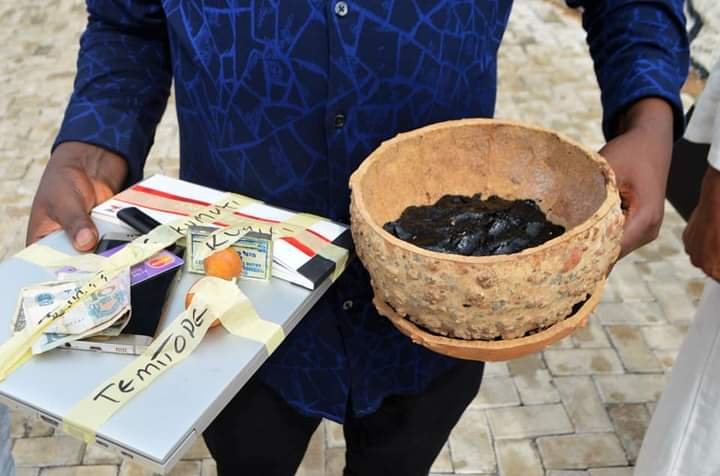EFCC arrests brothers, three others for alleged internet fraud in Ibadan, recovers 4 cars, laptops