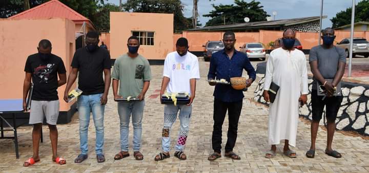 EFCC arrests brothers, three others for alleged internet fraud in Ibadan, recovers 4 cars, laptops