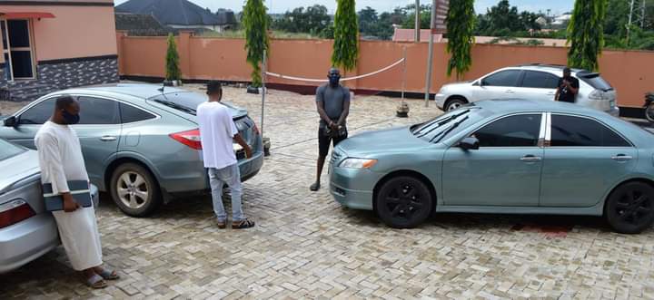 EFCC arrests brothers, three others for alleged internet fraud in Ibadan, recovers 4 cars, laptops