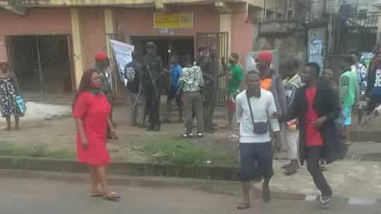 VIDEO: NSCDC officer kills unarmed man in Aba, residents protests with victim's corpse