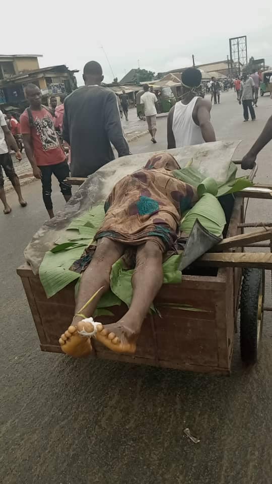 VIDEO: NSCDC officer kills unarmed man in Aba, residents protests with victim's corpse