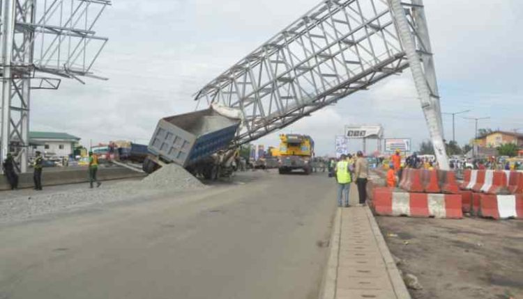 PHOTOS: Many Stranded As Truck Collides With Big Signpost At Berger Along Lagos-Ibadan Expressway