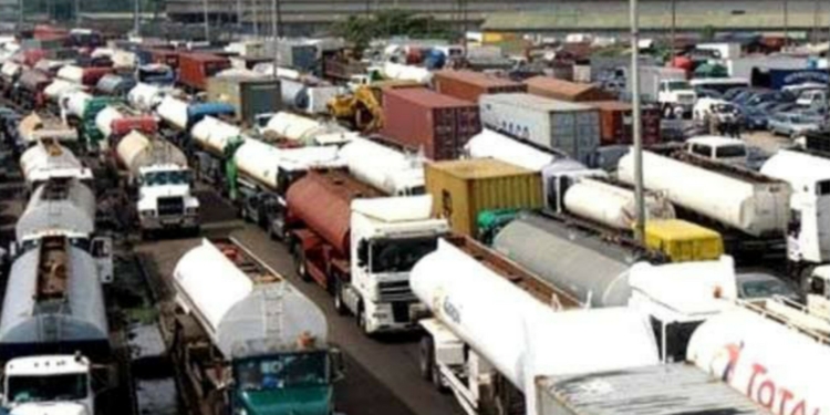 Fuel crisis looms as fuel tanker drivers cut off northern distribution over Niger’s roads closure