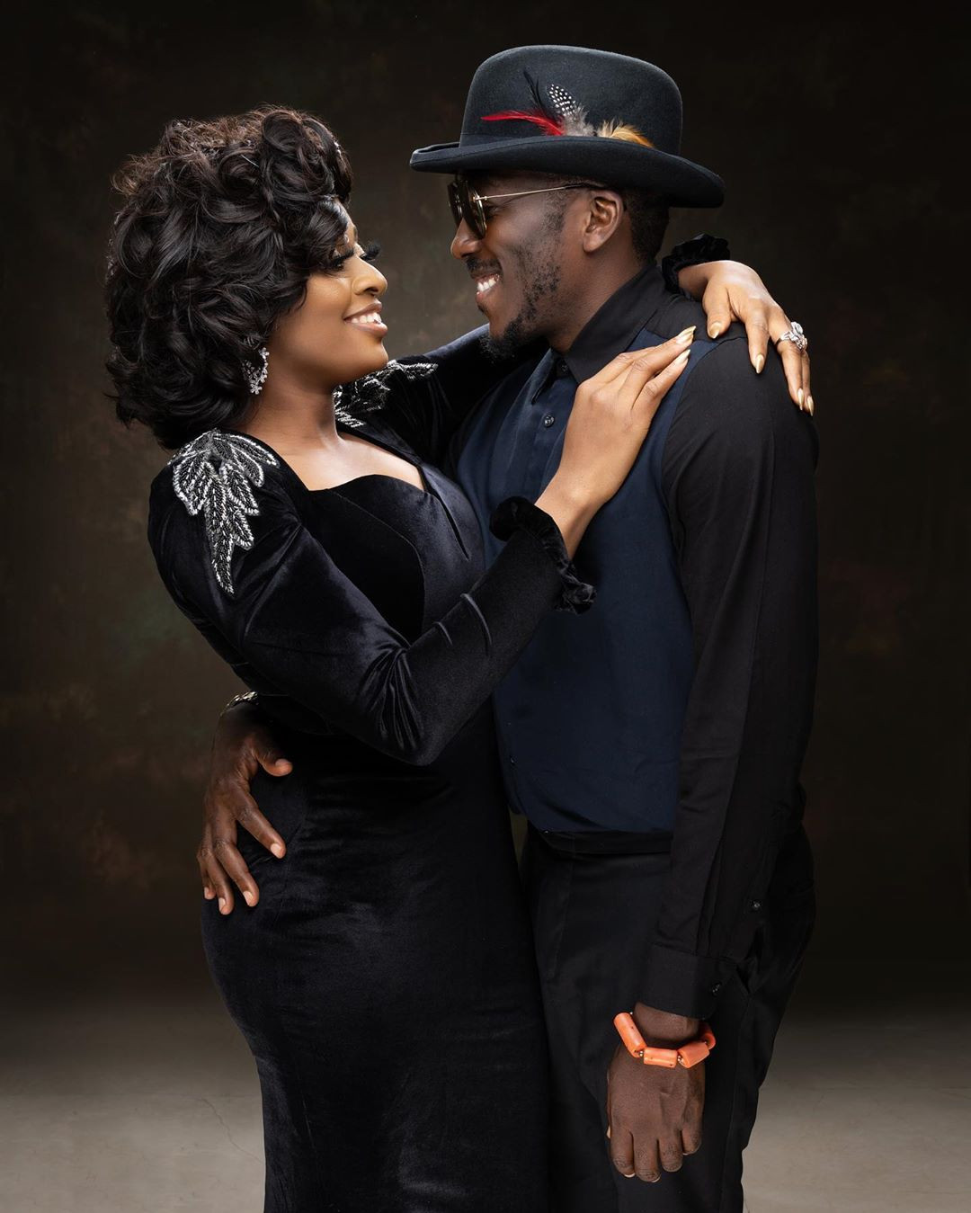 Comedian Bovi celebrates 11th wedding anniversary with beautiful family photos