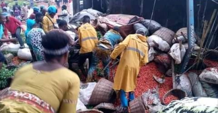 Traders trapped under loads of farm produce as truck crashes in Abeokuta