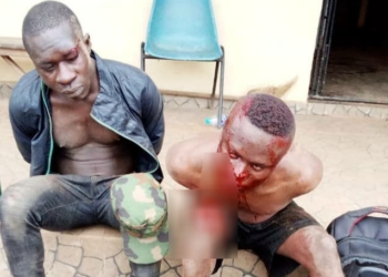 Police rescue two suspected robbers in army uniform from angry mob