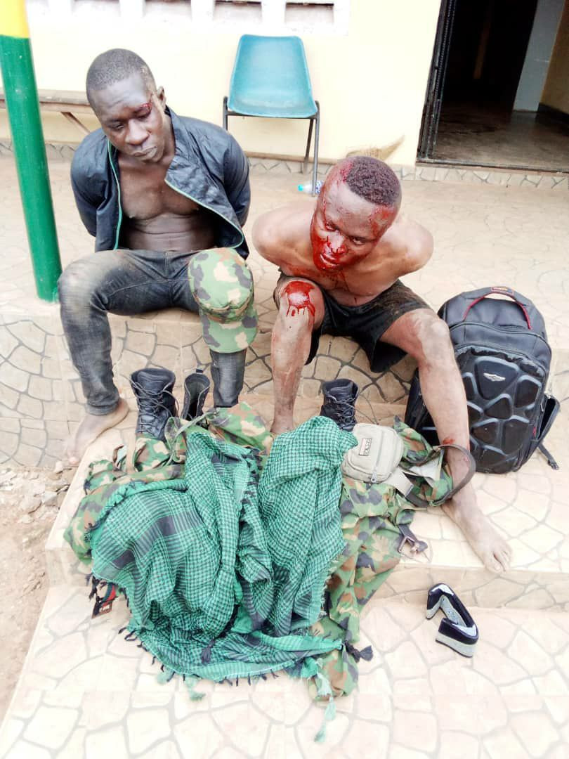 Police rescue two suspected robbers in army uniform from angry mob