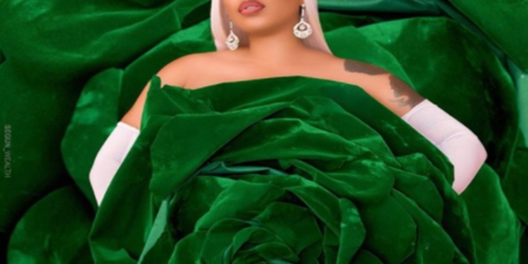 Toyin Lawani barely covers her naked body with a giant green flower to celebrate Nigeria's 60th independence day (photos)