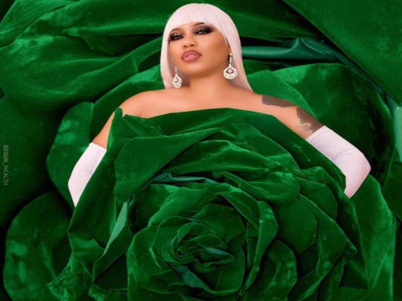 Toyin Lawani barely covers her naked body with a giant green flower to celebrate Nigeria's 60th independence day (photos)
