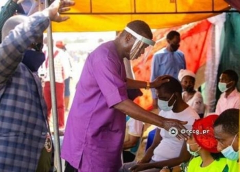 Pastor Enoch Adeboye laying hands on the sick