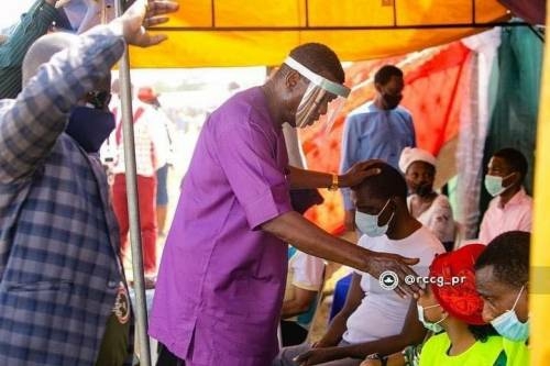 Pastor Enoch Adeboye laying hands on the sick