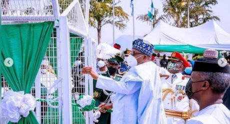 Pigeons released by President Buhari refuse to fly at armed forces remembrance (VIDEO)