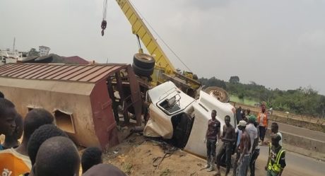 Truck kills pedestrian on Lagos-Ibadan expressway