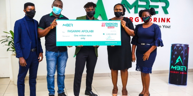 Fasanmi Afolabi receiving his N1,000,000 reward
