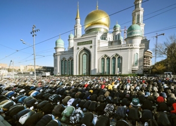 Muslims pray on the first day of Eid al-Fitr, which marks the end of the holy fasting month of Ramadan, outside the Central Mosque in Moscow on April 21, 2023. (Photo by Alexander NEMENOV / AFP)