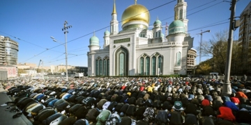 Muslims pray on the first day of Eid al-Fitr, which marks the end of the holy fasting month of Ramadan, outside the Central Mosque in Moscow on April 21, 2023. (Photo by Alexander NEMENOV / AFP)