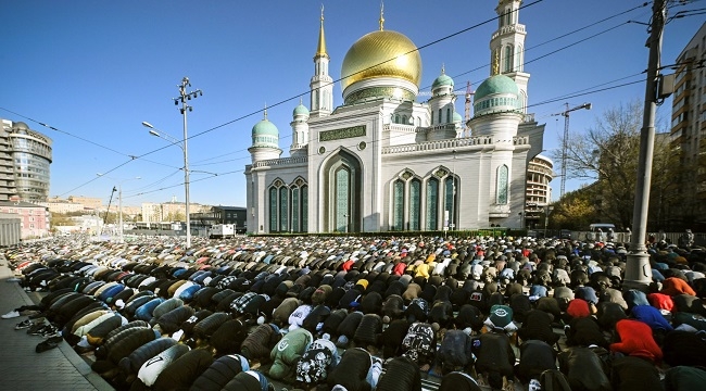 Muslims pray on the first day of Eid al-Fitr, which marks the end of the holy fasting month of Ramadan, outside the Central Mosque in Moscow on April 21, 2023. (Photo by Alexander NEMENOV / AFP)